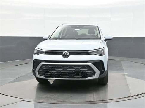 New 2026 Volkswagen Taos SE image 2