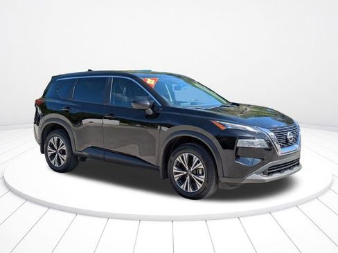 Used 2022 Nissan Rogue SV image 2