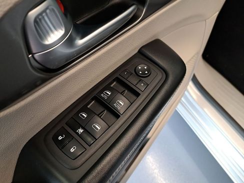 Used 2023 Chrysler Pacifica Touring-L FWD image 12