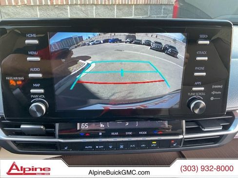 Used 2022 Toyota Sienna XLE image 17