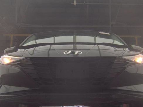 Used 2021 Hyundai Elantra SE FWD image 4