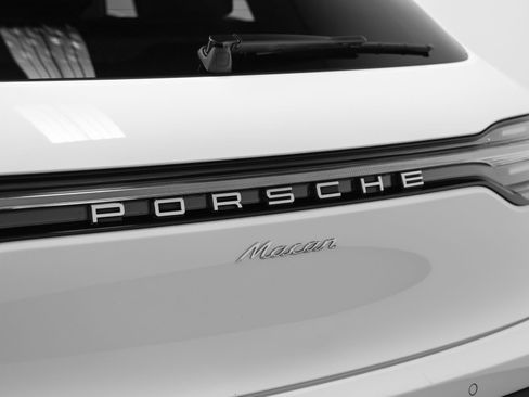 Certified 2023 Porsche Macan AWD/4WD image 17