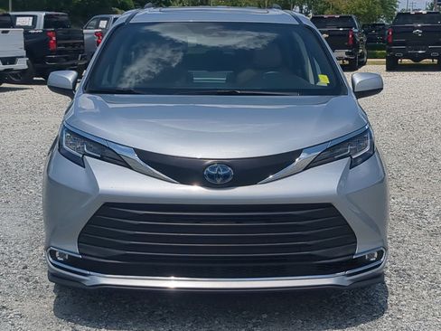 Used 2021 Toyota Sienna XLE FWD image 3