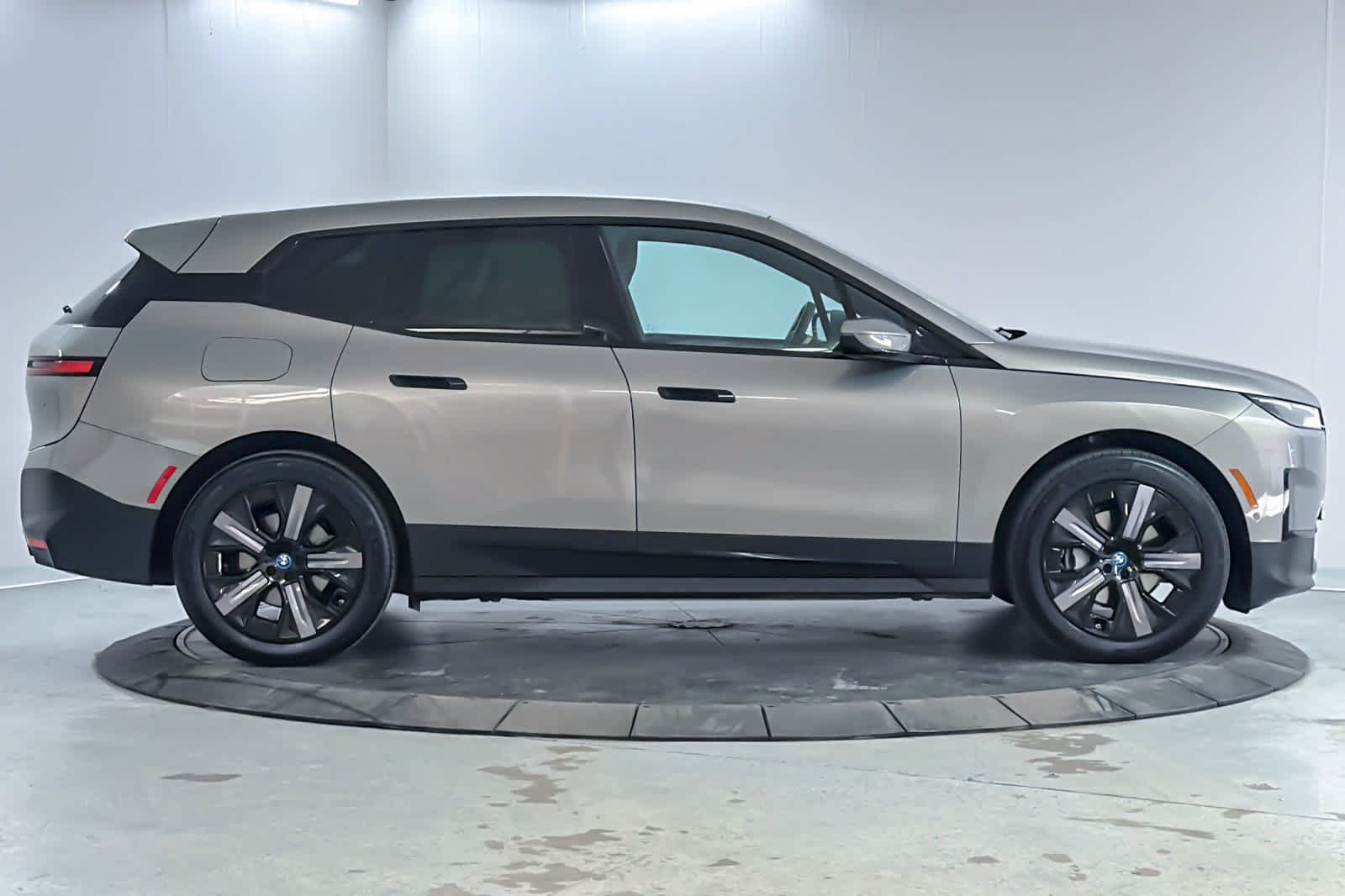 Used 2024 BMW iX xDrive50 w/ Convenience Package AWD/4WD image 8