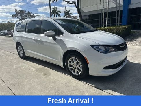 Used 2023 Chrysler Voyager LX image 33