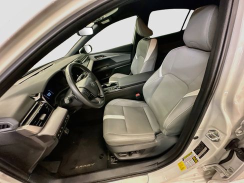 Used 2025 Toyota Camry SE w/ Convenience Package FWD image 13