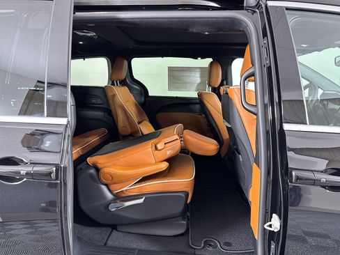 New 2026 Chrysler Pacifica Pinnacle image 14