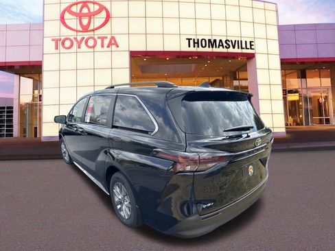 New 2026 Toyota Sienna XLE image 7