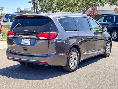 Used 2017 Chrysler Pacifica Limited w/ UConnect Theater Package FWD image 4