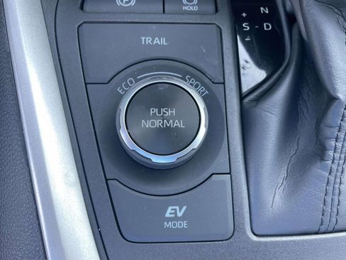 Used 2025 Toyota RAV4 XLE image 28