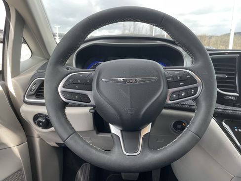 Used 2024 Chrysler Pacifica Touring-L image 18