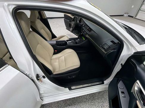 Used 2017 Lexus CT 200h FWD image 29