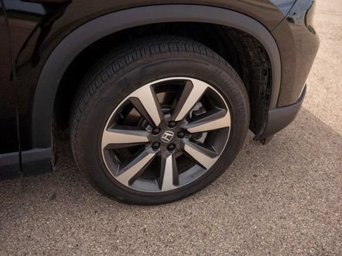 Used 2025 Honda Pilot Touring image 9