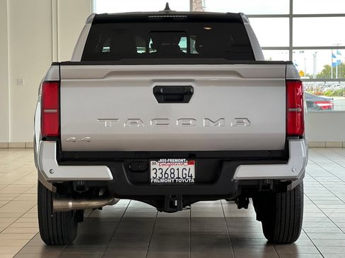 Certified 2025 Toyota Tacoma SR5 w/ SR5 Upgrade Package AWD/4WD image 5