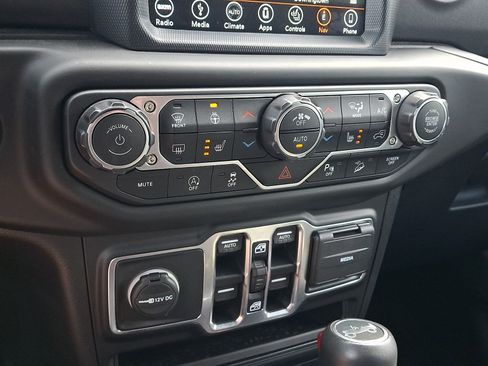 Used 2018 Jeep Wrangler Unlimited Sahara AWD/4WD image 15