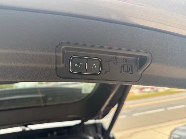 Used 2023 Ford Explorer XLT AWD/4WD image 23