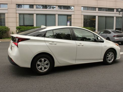 Used 2019 Toyota Prius LE w/ Carpet Mat Package FWD image 7
