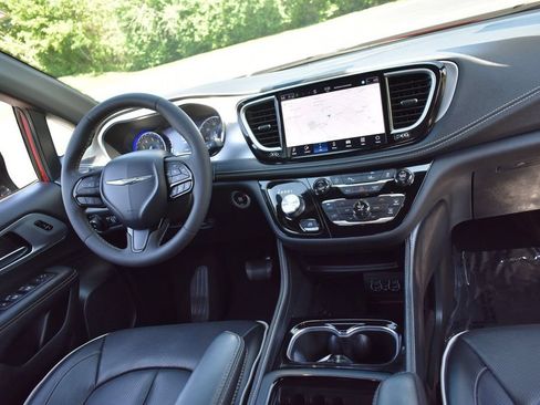 Certified 2025 Chrysler Pacifica Limited FWD image 28