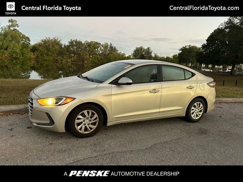 Used 2017 Hyundai Elantra SE image 1