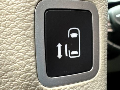 Used 2022 Chrysler Pacifica Touring-L FWD image 25