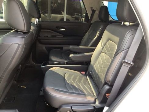 Used 2024 Nissan Pathfinder Platinum image 19