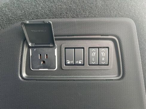Used 2025 Cadillac Escalade Premium Luxury AWD/4WD image 14
