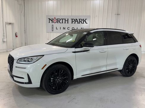 Used 2025 Lincoln Corsair Reserve w/ Equipment Group 202A image 5