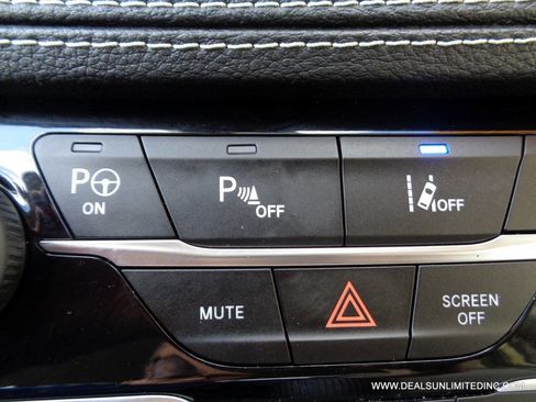 Used 2021 Chrysler Pacifica Touring-L FWD image 15