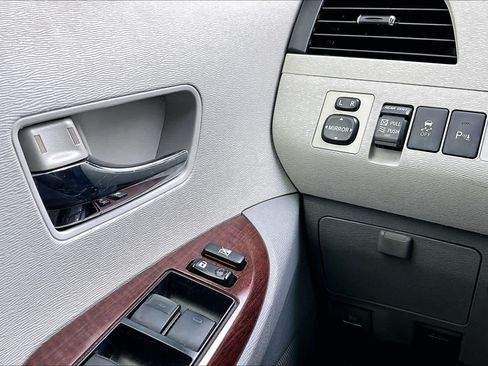 Used 2013 Toyota Sienna XLE FWD image 33