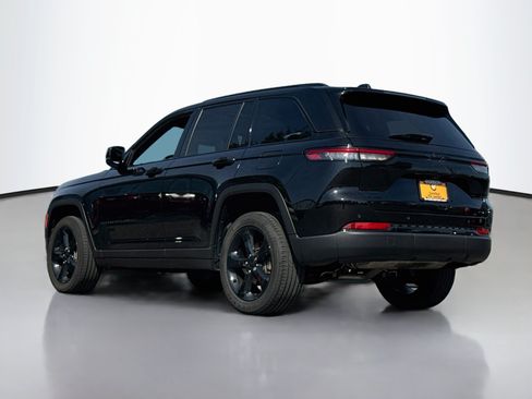 Used 2023 Jeep Grand Cherokee Altitude AWD/4WD image 5