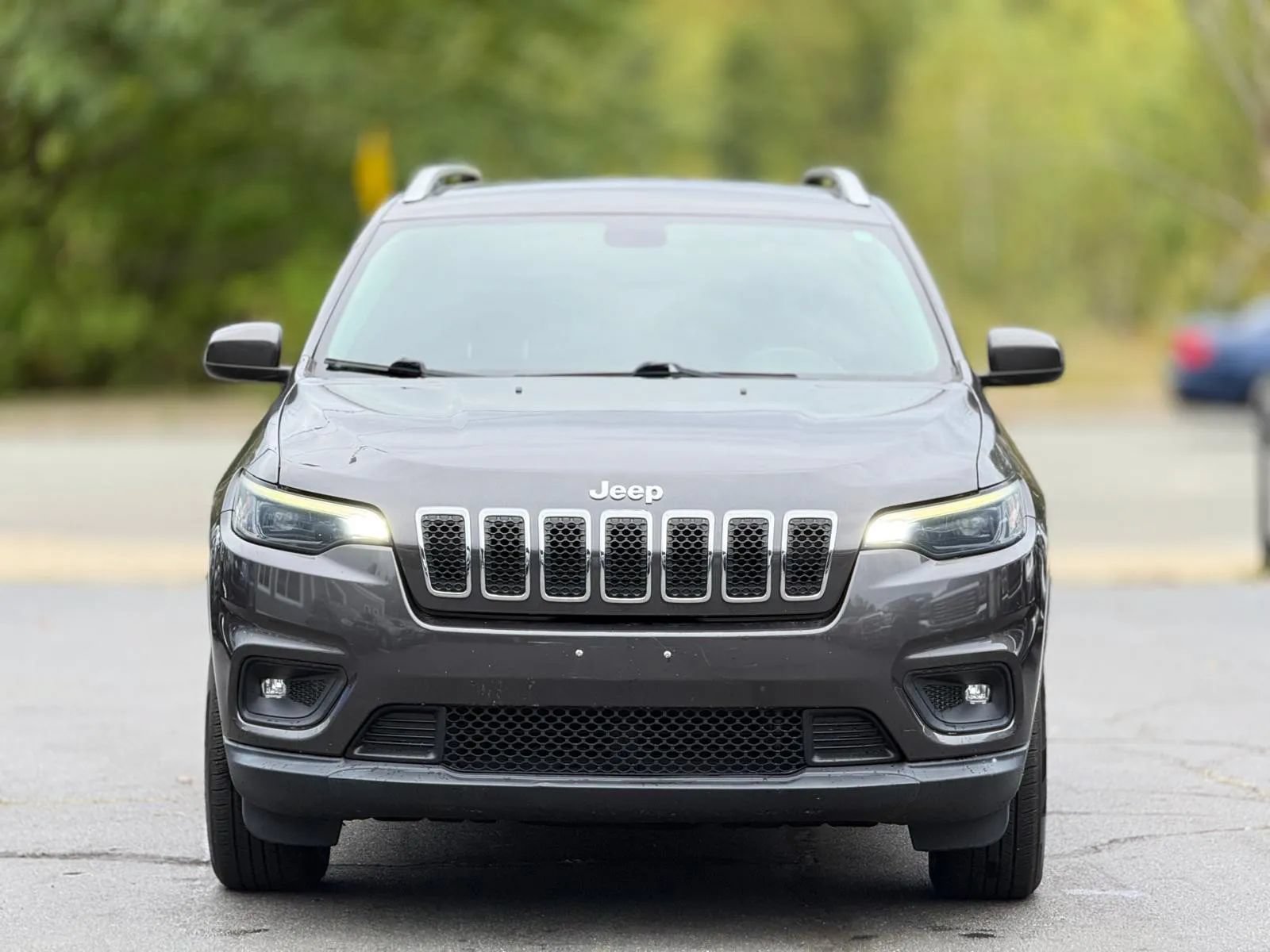 Used 2019 Jeep Cherokee Latitude Plus AWD/4WD image 3