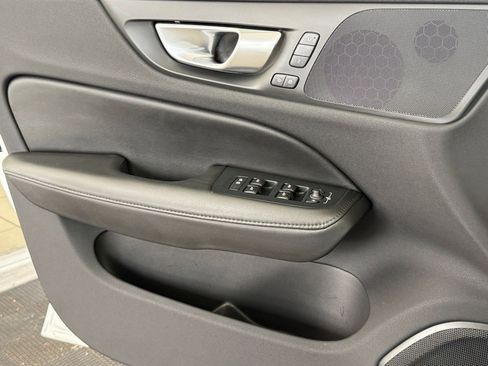 Used 2025 Volvo V60 B5 Cross Country Plus image 20