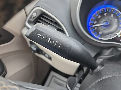 Used 2023 Chrysler Pacifica Touring-L FWD image 42