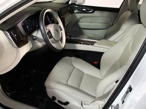 Used 2021 Volvo XC60 T5 Momentum w/ Protection Package image 12