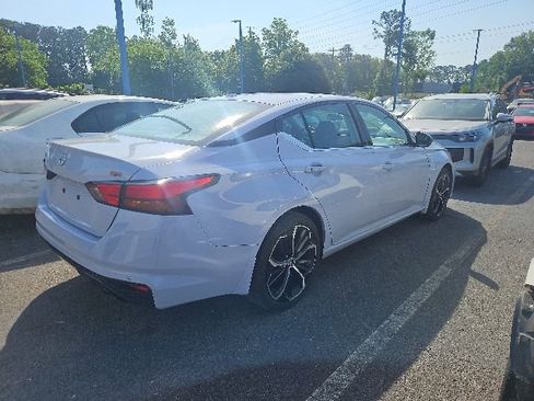 Used 2024 Nissan Altima 2.5 SR FWD image 3