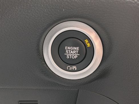 Used 2025 Chrysler Pacifica Limited FWD image 28