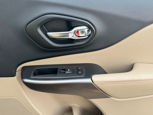 Used 2019 Jeep Cherokee Latitude w/ Popular Appearance Group image 21