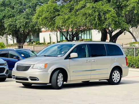 Used 2014 Chrysler Town & Country Touring FWD image 3