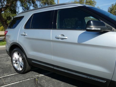 Used 2017 Ford Explorer XLT w/ Equipment Group 202A image 6