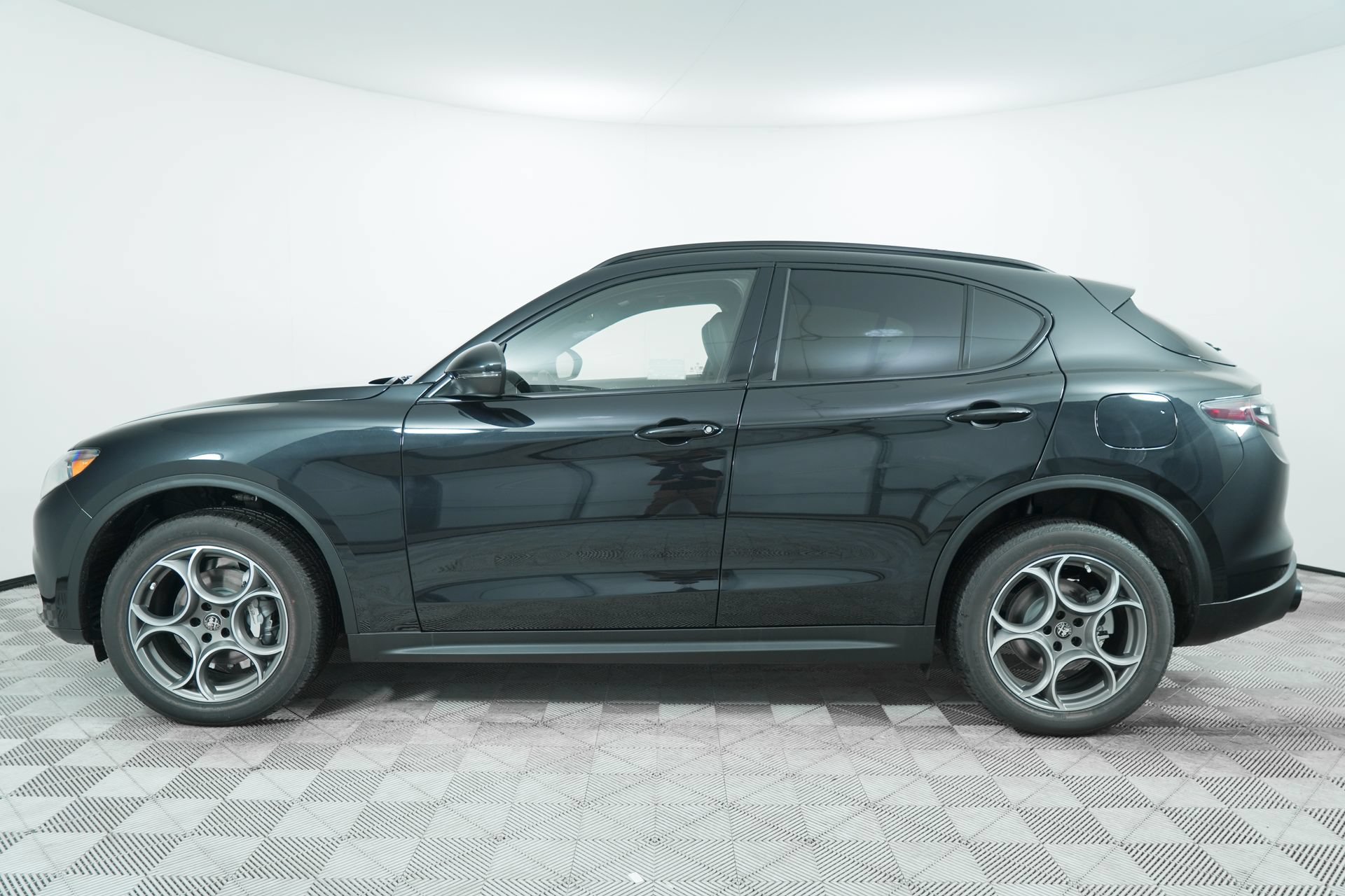 Used 2025 Alfa Romeo Stelvio Sprint AWD/4WD image 4