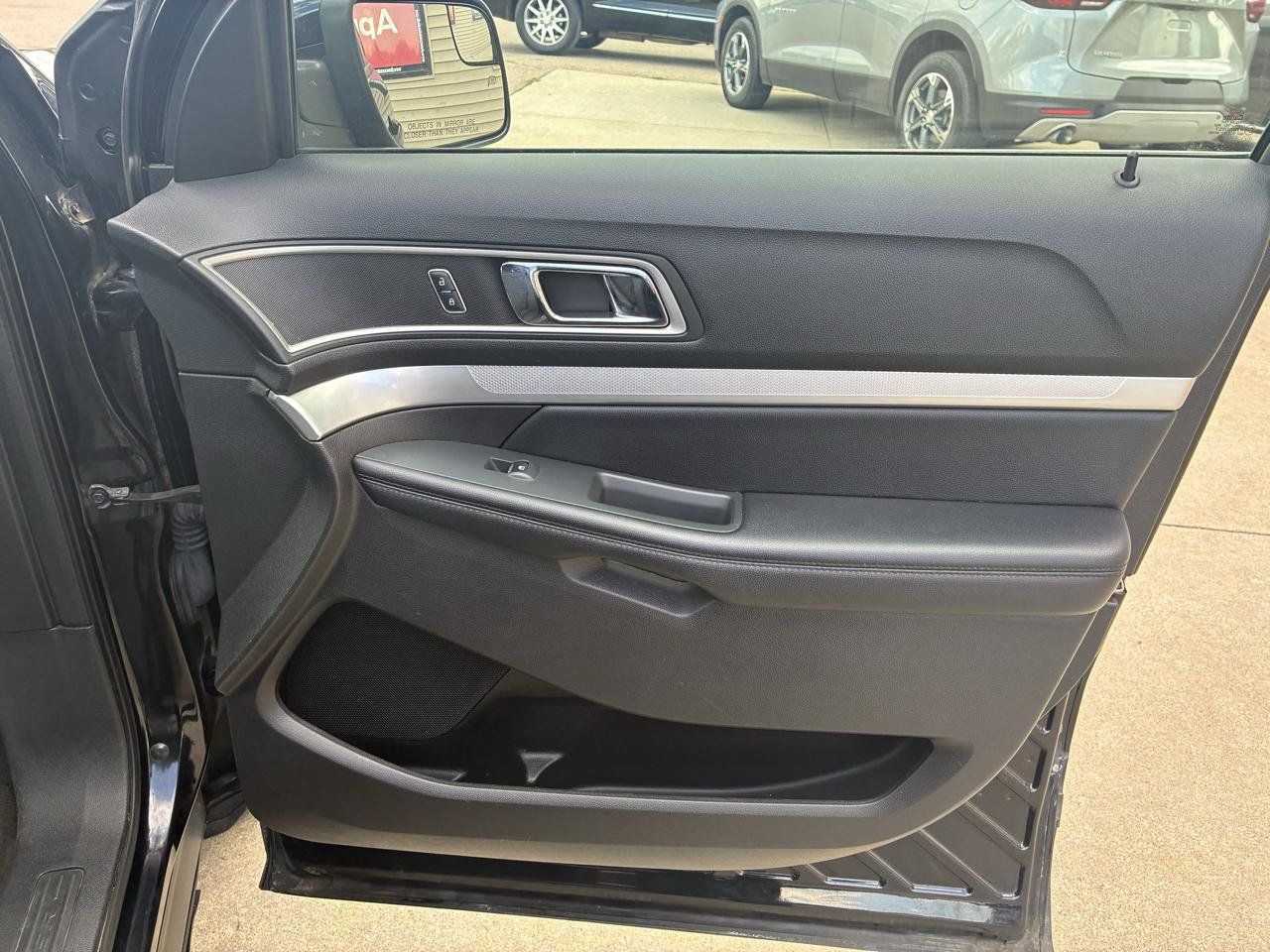 Used 2017 Ford Explorer XLT AWD/4WD image 11