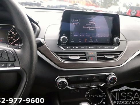 Used 2024 Nissan Altima 2.5 SV image 19