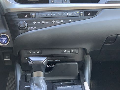 Used 2020 Lexus ES 300h w/ Premium Package FWD image 29