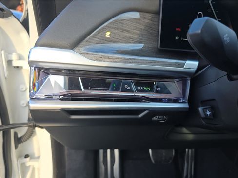 Used 2024 BMW 740i image 33