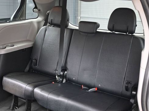 Used 2018 Toyota Sienna SE FWD image 33
