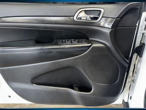 Used 2019 Jeep Grand Cherokee Laredo AWD/4WD image 33