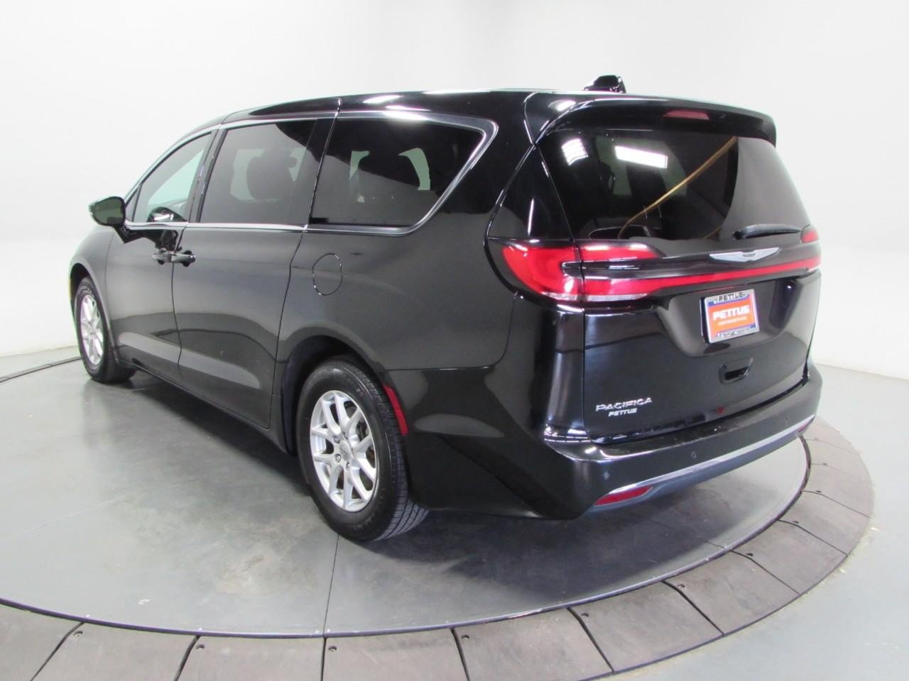 Used 2025 Chrysler Pacifica Select FWD image 5