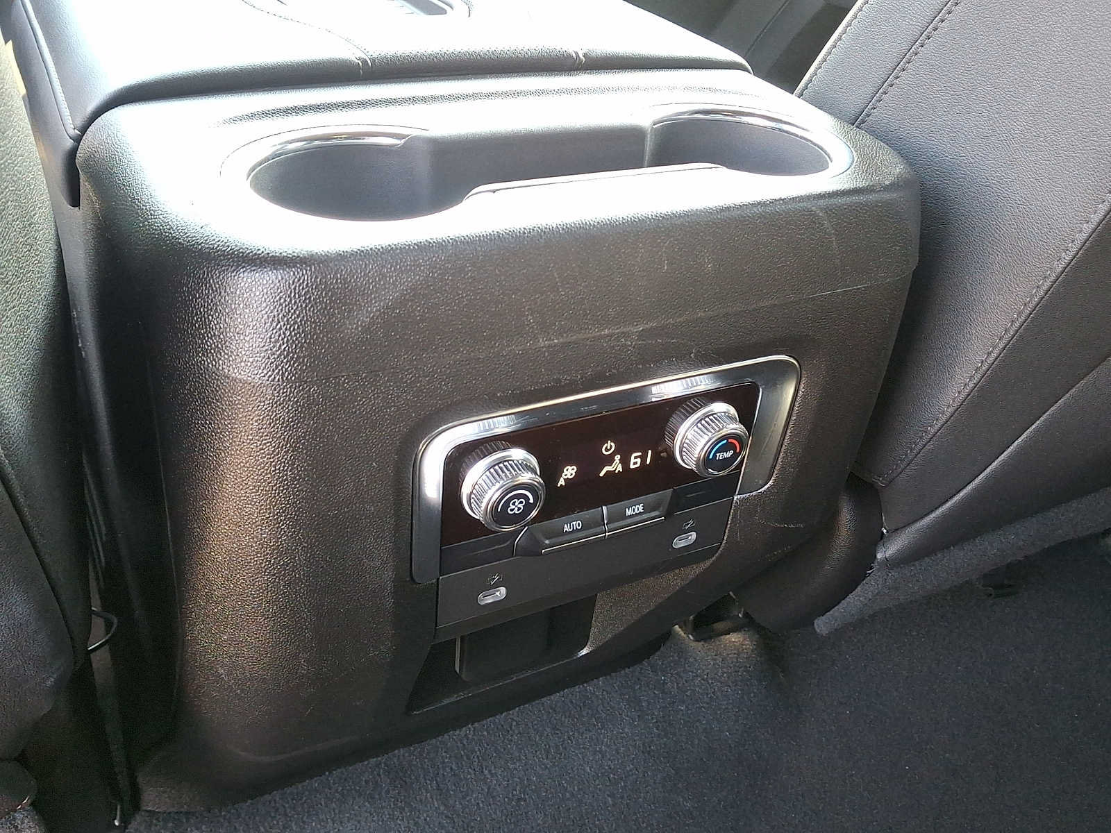 Used 2023 GMC Yukon SLT AWD/4WD image 11