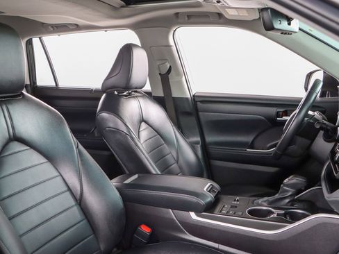 Used 2024 Toyota Highlander XLE image 28