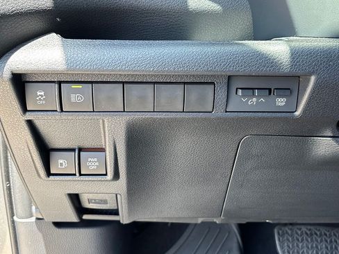 Used 2026 Toyota Sienna Limited FWD image 28